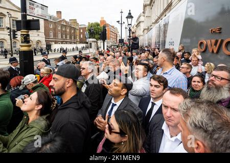 London, Großbritannien. 19. September 2022. Eine große Anzahl von Menschen versammelt sich, um eine Prozession in Whitehall nach dem Staatsbegräbnis der Königin in Westminster Abbey zu beobachten. Die Königin wird zusammen mit ihrem Mann Prinz Philip in der King George VI Memorial Chapel, Windsor Castle, begraben. Königin Elizabeth II., die am längsten regierende Monarchin der britischen Geschichte, starb im Alter von 96 Jahren in Balmoral, Schottland, und ihr Sohn, heute bekannt als König Karl III., ist ihr Nachfolger geworden. Kredit: Stephen Chung / Alamy Live Nachrichten Stockfoto