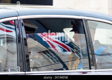 London, Großbritannien. 19. September 2022. König Charles und Prinz William auf dem Weg zur staatlichen Beerdigung von Königin Elizabeth II in Westminster Abbey. Die Königin wird zusammen mit ihrem Mann Prinz Philip in der King George VI Memorial Chapel, Windsor Castle, begraben. Königin Elizabeth II., die am längsten regierende Monarchin der britischen Geschichte, starb im Alter von 96 Jahren in Balmoral, Schottland, und ihr Sohn, heute bekannt als König Karl III., ist ihr Nachfolger geworden. Kredit: Stephen Chung / Alamy Live Nachrichten Stockfoto