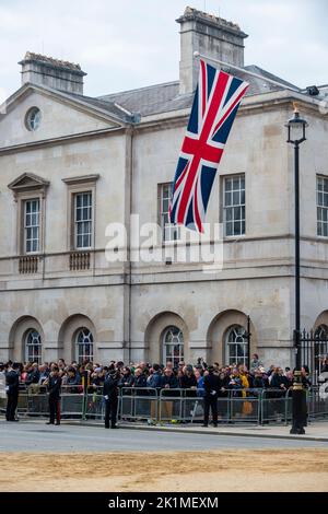 London, Großbritannien. 19. September 2022. Eine große Anzahl von Menschen versammelt sich, um eine Prozession in Whitehall nach dem Staatsbegräbnis der Königin in Westminster Abbey zu beobachten. Die Königin wird zusammen mit ihrem Mann Prinz Philip in der King George VI Memorial Chapel, Windsor Castle, begraben. Königin Elizabeth II., die am längsten regierende Monarchin der britischen Geschichte, starb im Alter von 96 Jahren in Balmoral, Schottland, und ihr Sohn, heute bekannt als König Karl III., ist ihr Nachfolger geworden. Kredit: Stephen Chung / Alamy Live Nachrichten Stockfoto