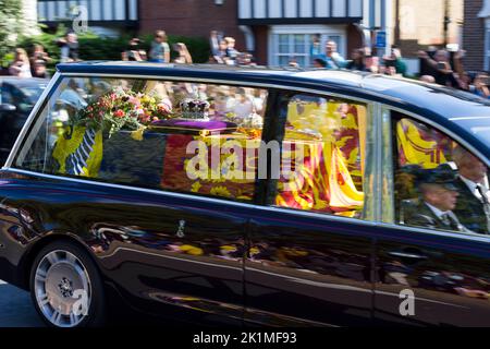 Osterley, West London. 19.. September 2022. Der Leichenwagen, der den Sarg der Königin nach Windsor Castle, Bekshire, trägt, passiert Menschenmengen in Osterley, kurz nachdem der Leichenwagen den zentralen Londoner Teil des Staatsbegräbnisses von Königin Elizabeth II. Von Großbritannien verlässt. Kredit: David Gee/Alamy Live Nachrichten Stockfoto