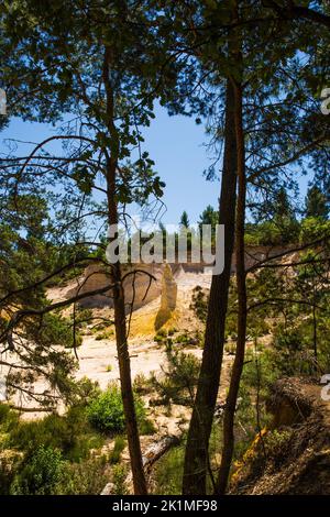 Blick auf die farbenfrohen Ochers des französischen provenzalischen Colorado in Rustrel Frankreich Stockfoto