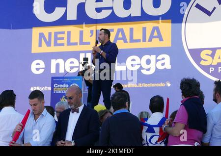 Pontida, Italien. 18. September 2022. Matteo Salvini spricht mit Legas Anhängern, Pontida, September 18 2022. Seit 1990 treffen sich die ehemaligen Lega Nord und derzeit die Lega per Salvini Premier jedes Jahr in Pontida, Lombardia. Das Treffen markiert den Eid der italienischen Städte Mailand, Lodi, Ferrara, Piacenza und Parma gegen Kaiser Friedrich I. Barbarossa im Jahr 1167. (Foto: Elisa Gestri/SIPA USA) Quelle: SIPA USA/Alamy Live News Stockfoto