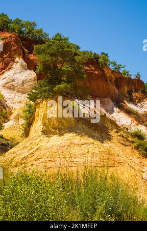 Blick auf die farbenfrohen Ochers des französischen provenzalischen Colorado in Rustrel Frankreich Stockfoto