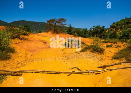 Blick auf die farbenfrohen Ochers des französischen provenzalischen Colorado in Rustrel Frankreich Stockfoto