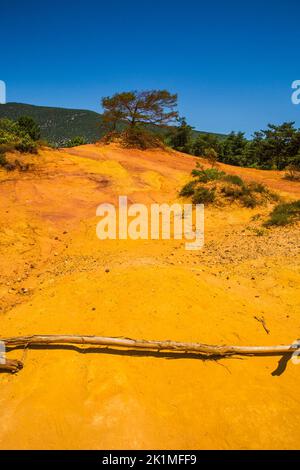 Blick auf die farbenfrohen Ochers des französischen provenzalischen Colorado in Rustrel Frankreich Stockfoto