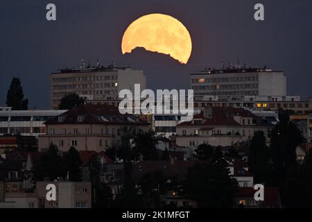 Prag, Tschechische Republik. 11. August 2022. Vollmondanstieg in Prag, Tschechische Republik, 11. August 2022. Quelle: Ondrej Deml/CTK Photo/Alamy Live News Stockfoto