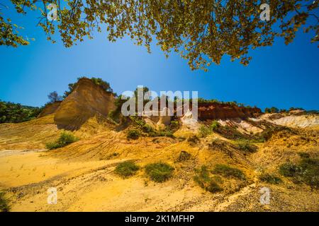 Blick auf die farbenfrohen Ochers des französischen provenzalischen Colorado in Rustrel Frankreich Stockfoto