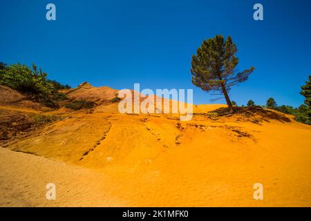 Blick auf die farbenfrohen Ochers des französischen provenzalischen Colorado in Rustrel Frankreich Stockfoto