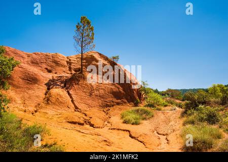 Blick auf die farbenfrohen Ochers des französischen provenzalischen Colorado in Rustrel Frankreich Stockfoto