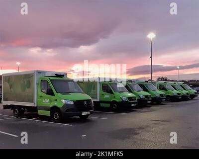 Flotte von Asda Delivery Vans bei Sunrise, Dunmail Park, Workington, Cumbria, England, Vereinigtes Königreich Stockfoto