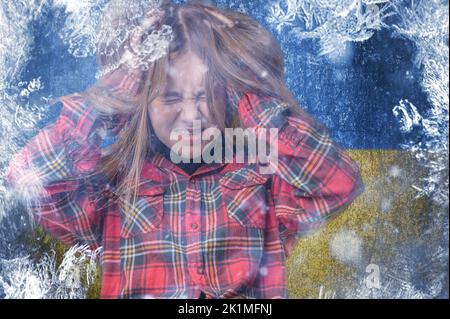 Teenager mit gefrorenem Hintergrund und ukrainischer Flagge. Krisenbegriff in Europa im Winter. Energiekrise. Steigende Energiepreise. Traurig Stockfoto