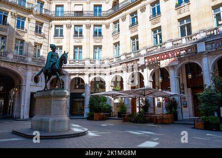 Blick auf den Place Edouard VII mit der Reiterstatue von König Eduard VII und das Theater Edouard VII im Pariser Arrondissement 9. Stockfoto