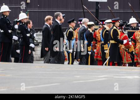 König Karl III., die Prinzessin Royal, der Herzog von York, der Graf von Wessex, Der Prinz von Wales und der Herzog von Sussex folgen dem Sarg von Großbritannien Königin Elizabeth wird auf einem Waffenwagen getragen, der von den Mitarbeitern der Royal Navy während der Trauerprozession auf ihrer Winterhall Straße am Tag der staatlichen Beerdigung und Beerdigung der britischen Königin Elizabeth gezogen wird, In London, Großbritannien, 19. September 2022. Foto von Thibaud MORITZ/ABACAPRESS.COM Stockfoto