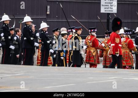 Prinzessin Royal folgt dem Sarg von Großbritannien Königin Elizabeth wird auf einem Gewehrwagen getragen, der von Mitarbeitern der Royal Navy während der Trauerprozession auf ihrer Winterhall Street am Tag der staatlichen Beerdigung und Beerdigung der britischen Königin Elizabeth in London, Großbritannien, am 19. September 2022, gezogen wurde. Foto von Thibaud MORITZ/ABACAPRESS.COM Stockfoto