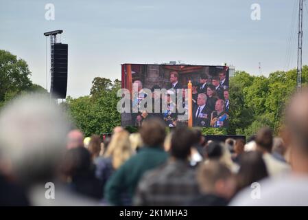 Staatsbegräbnis Ihrer Majestät Königin Elizabeth II., London, Großbritannien, Montag, 19.. September 2022. Menschenmassen beobachten König Charles III. Und königliche Familienmitglieder bei der Zeremonie von Westminster Abbey auf einer Großleinwand im Hyde Park. Stockfoto