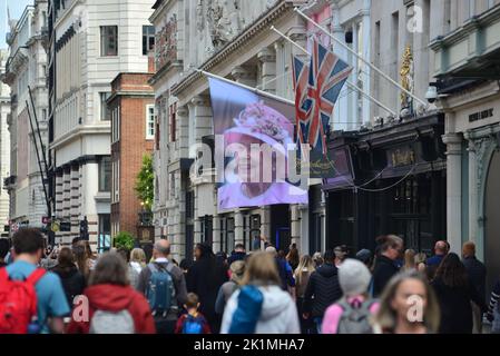 Staatsbegräbnis Ihrer Majestät Königin Elizabeth II., London, Großbritannien, Montag, 19.. September 2022. Stellen Sie sich eine Hommage an Ihre Majestät, die Königin, und Union Jacks vor einem Geschäft auf Piccadilly vor. Stockfoto