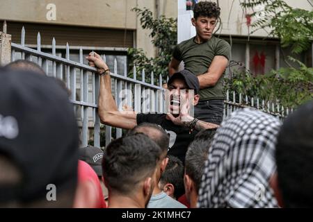 Beirut, Libanon. 19. September 2022. Libanesische Aktivisten versammeln sich vor dem Justizpalast während eines Protestes, in dem sie die Freilassung von zwei Personen fordern, die festgenommen wurden, nachdem sie letzte Woche mit einer Pistolenpistole eine lokale Bank gestürmt hatten, um einem Einleger dabei zu helfen, ihre Ersparnisse einzutreiben. Libanesische Banken haben die meisten Einleger aufgrund des wirtschaftlichen Zusammenbruchs des Landes aus ihren Ersparnissen ausgeschlossen. Quelle: Marwan Naamani/dpa/Alamy Live News Stockfoto