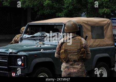 Beirut, Libanon. 19. September 2022. Libanesische Soldaten der Armee versammeln sich um einen Militärjeep, dessen Windschutz in der Nähe des Justizpalastes zerschlagen wurde, während eines Protestes libanesischer Aktivisten, die sich versammelten, um die Freilassung von zwei Personen zu fordern, die festgenommen wurden, nachdem sie letzte Woche mit einer Pistolenpistole eine lokale Bank gestürmt hatten, um einem zu helfen Einleger sammeln ihre Ersparnisse. Libanesische Banken haben die meisten Einleger aufgrund des wirtschaftlichen Zusammenbruchs des Landes aus ihren Ersparnissen ausgeschlossen. Quelle: Marwan Naamani/dpa/Alamy Live News Stockfoto