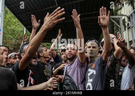 Beirut, Libanon. 19. September 2022. Libanesische Aktivisten versammeln sich vor dem Justizpalast während eines Protestes, in dem sie die Freilassung von zwei Personen fordern, die festgenommen wurden, nachdem sie letzte Woche mit einer Pistolenpistole eine lokale Bank gestürmt hatten, um einem Einleger dabei zu helfen, ihre Ersparnisse einzutreiben. Libanesische Banken haben die meisten Einleger aufgrund des wirtschaftlichen Zusammenbruchs des Landes aus ihren Ersparnissen ausgeschlossen. Quelle: Marwan Naamani/dpa/Alamy Live News Stockfoto