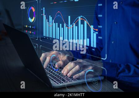 Datenanalyst, der an einem Business Analytics Dashboard mit Diagrammen, Metriken und KPI arbeitet, um die Leistung zu analysieren und Insight Reports für den Operations man zu erstellen Stockfoto