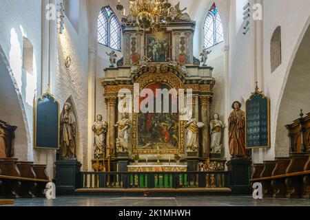 Ystad, Schweden - 13. Sep, 2022: Der Altar in der Kirche, die im 12. Jahrhundert erbaut wurde, wurde enger angeschossen. Stockfoto