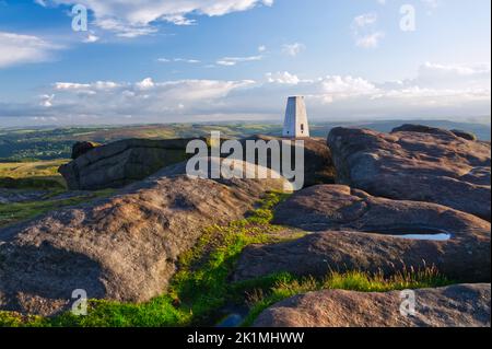 Trigonometrischen Punkt auf Stanage Edge im Peak District National Park Stockfoto