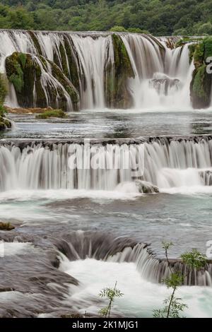 Una Schlucht mit Wasserfällen Kaskade Strbacki buk im Nationalpark Una in der Nähe von Kulen Vakuf, Bosnien und Herzegowina. Stockfoto