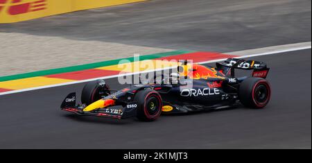 Formel-1-Weltmeister Max Verstappen fährt mit seinem Red Bull Honda F1 auf der Rennstrecke von Spa Francorchamps während des Grand prix von Belgien, August 2022 Stockfoto