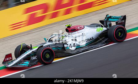 Lewis Hamilton fährt mit seinem Mercedes AMG Petronas F1 auf der Rennstrecke von Spa Francorchamps während des Grand prix von Belgien, August 2022 Stockfoto