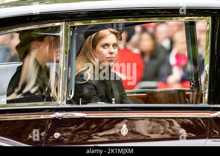 Prinzessin Eugenie von York reist während der Prozession des Sarges von Königin Elizabeth 11 in Richtung Buckingham Palace in der Mall London City Centre, London, Großbritannien, 19.. September 2022 zurück (Foto von Richard Washbrooke/News Images) Stockfoto