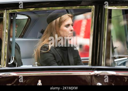 Prinzessin Eugenie von York reist während der Prozession des Sarges von Königin Elizabeth 11 in Richtung Buckingham Palace in der Mall London City Centre, London, Großbritannien, 19.. September 2022 zurück (Foto von Richard Washbrooke/News Images) Stockfoto