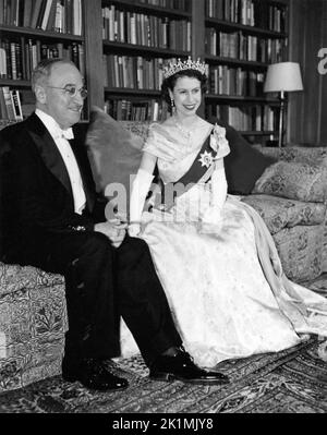 US-Präsident Harry S. Truman und Prinzessin Elizabeth von Großbritannien posieren für ein Foto in der kanadischen Botschaft in Washington, D.C., am 1. November 1951 während des Besuchs der Prinzessin in den Vereinigten Staaten. Stockfoto