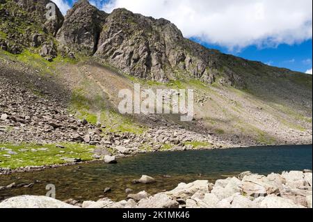 Goat's Water mit Dow Crag im Lake District National Park. Dow Crag ist ein beliebtes Gebiet bei Kletterern. Stockfoto