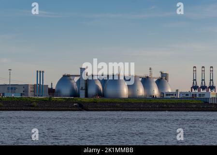 Hamburg, Deutschland - 05 15 2022: Aufschlusstürme der Kläranlage Köhlbrandhöft in Hamburg Stockfoto