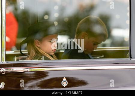 Prinzessin Charlotte von Wales und Prinz George von Wales reisen während der Prozession des Sarges von Königin Elizabeth 11 in Richtung Buckingham Palace in der Mall London City Centre, London, Großbritannien, 19.. September 2022 zurück (Foto: Richard Washbrooke/News Images). Stockfoto