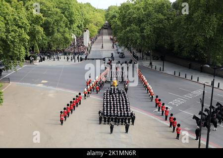 London, Großbritannien. 19. September 2022. Die State Gun Carriage trägt den Sarg von Königin Elizabeth II., drapiert im Royal Standard mit der kaiserlichen Staatskrone und dem Reichsapfel und Zepter des Souveränen, in der feierlichen Prozession nach ihrem Staatsfuneral in Westminster Abbey, in London, England, am Montag, dem 19. September, 2022. Foto vom britischen Verteidigungsministerium/UPI Quelle: UPI/Alamy Live News Stockfoto