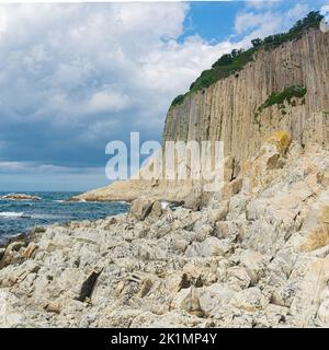 Küste der Insel Kunashir am Kap Stolbchaty mit basaltsäulen Felsen Stockfoto