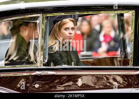 London, Großbritannien. 19. September 2022. Prinzessin Eugenie von York reist zurück während der Prozession des Sarges von Königin Elizabeth 11 in Richtung Buckingham Palace in der Mall London City Centre, London, Vereinigtes Königreich, 19. September 2022 (Foto von Richard Washbrooke/News Images). In London, Vereinigtes Königreich am 9/19/2022. (Foto von Richard Washbrooke/News Images/Sipa USA) Quelle: SIPA USA/Alamy Live News Stockfoto