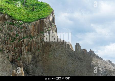 Atemberaubende Landschaft aus säulenförmigen vulkanischen Basaltgesteinen auf der Insel Kunashir Stockfoto