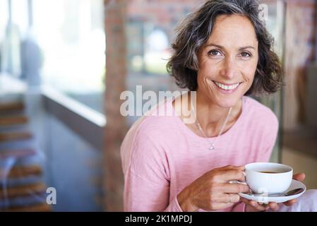 Die erste entspannende Tasse des Tages. Porträt einer reifen Frau, die Kaffee trinkt. Stockfoto