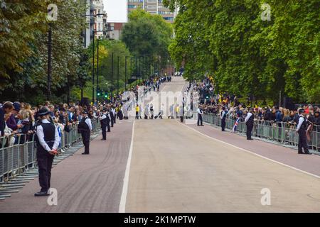 London, Großbritannien. 19. September 2022. Tausende von Menschen warten auf das Royal Hearse im Hyde Park. Der Sarg wurde in das Royal Hearse am Wellington Arch für seine Reise nach Windsor gebracht, wo riesige Menschenmassen die Strecke durch den Hyde Park und die Kensington Gardens säumten. Kredit: Vuk Valcic/Alamy Live Nachrichten Stockfoto