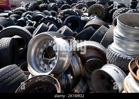 Stapel von neuen und alten LKW-Traktor-Reifen auf einem Hof Llandovery Carmarthenshire Wales UK KATHY DEWITT Stockfoto