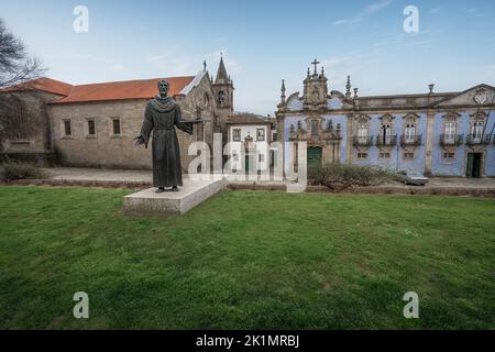 Statue und Kirche des heiligen Franziskus in Largo de Sao Francisco - Guimaraes, Portugal Stockfoto