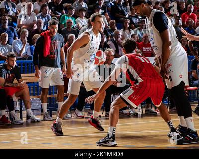 Vigevano, Vigevano, Italien, 17. September 2022, Kevin Pangos (EA7 Emporio Armani Olimpia Milano) von Davide Moretti (Carpegna Prosciutto Pesar Stockfoto