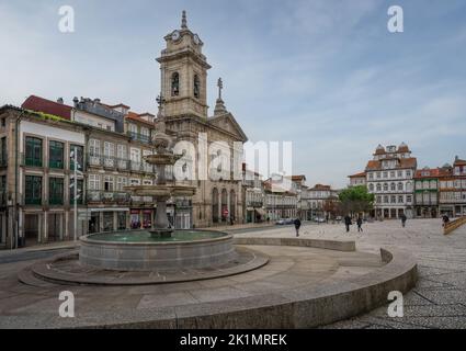 Petersdom und Touralbrunnen am Largo do Toural-Platz - Guimaraes, Portugal Stockfoto