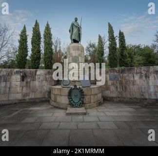 Statue des Königs Afonso Henriques (Afonso I. von Portugal), von Soares dos Reis im Jahre 1887 - Guimaraes, Portugal, gemeißelt Stockfoto