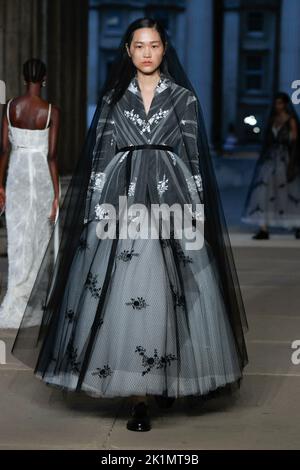 ERDEM SS23 Runway während der London Fashion Week am 2022. September - London, UK. 19/09/2022 Stockfoto