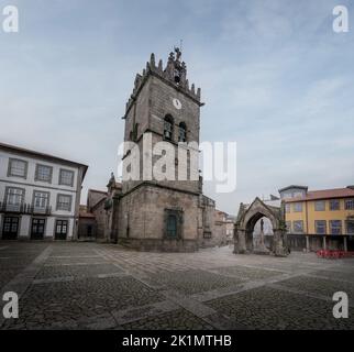 Largo da Oliveira mit der Kirche Nossa Senhora da Oliveira und dem gotischen Denkmal der Schlacht von Salado (Padrao do Saldo) - Guimaraes, Portugal Stockfoto