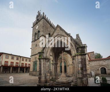 Gotische Schlacht von Salado Monument (Padrao do Saldo) und Nossa Senhora da Oliveira Kirche in Largo da Oliveira - Guimaraes, Portugal Stockfoto