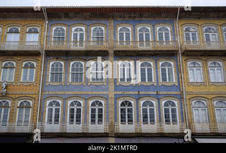 Traditionelle Gebäude Fassaden und Balkone - Guimaraes, Portugal Stockfoto
